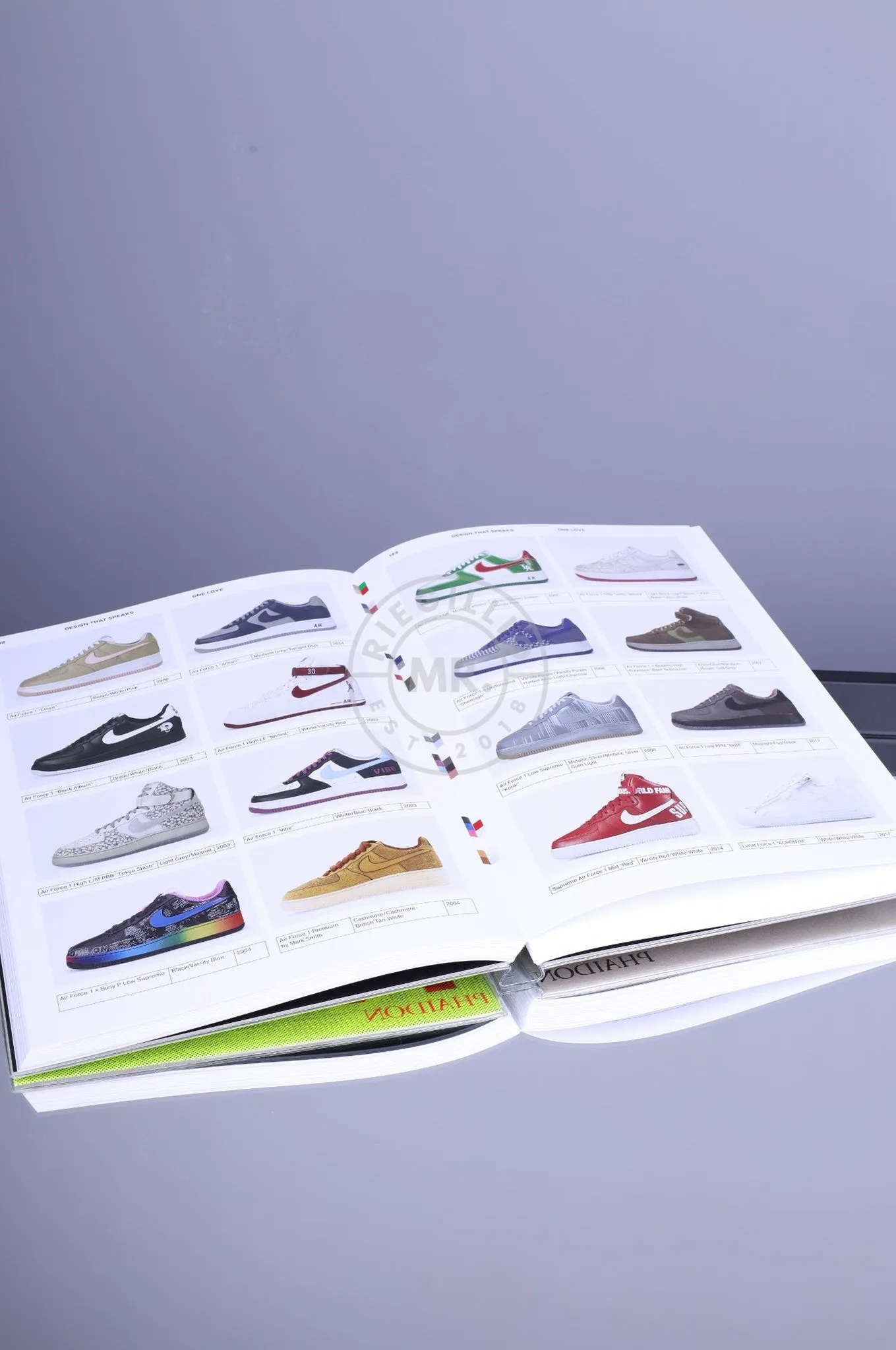 Table Book NIKE Sneakers